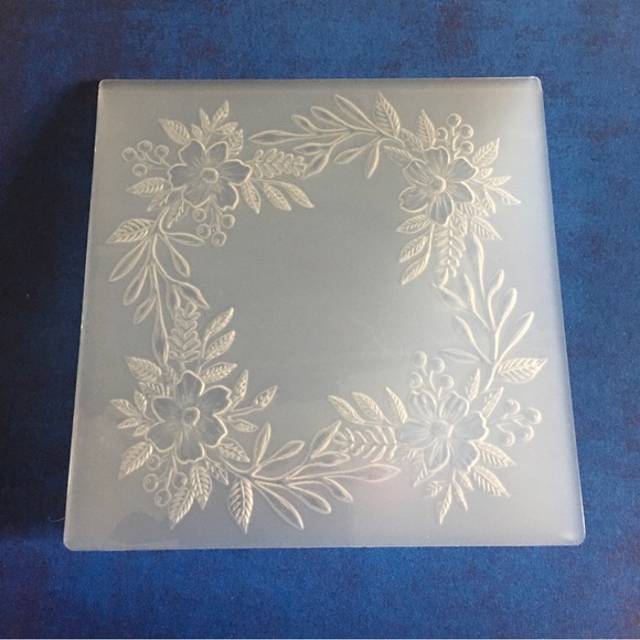 Gemini Fancy Floral Wreath 3D‎ Embossing Folder - Picture 4 of 5